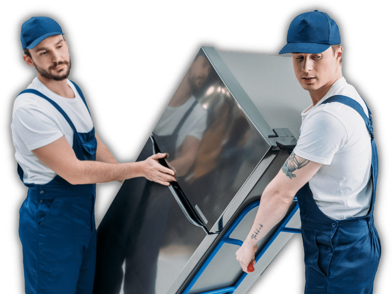 Due operai ritirano un frigorifero usato